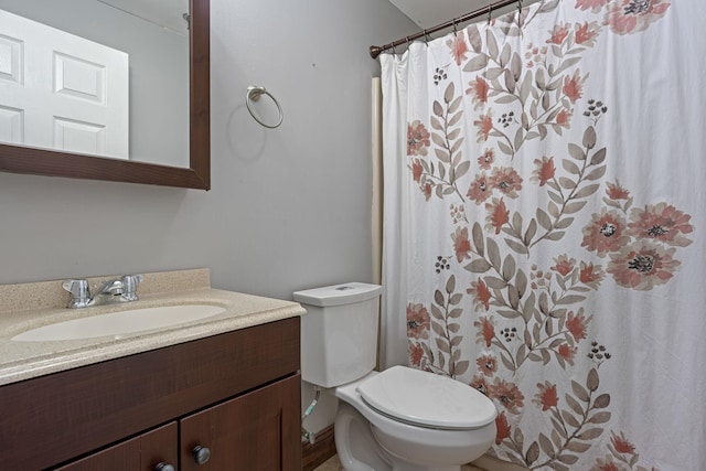 bathroom with a shower with curtain, vanity, and toilet