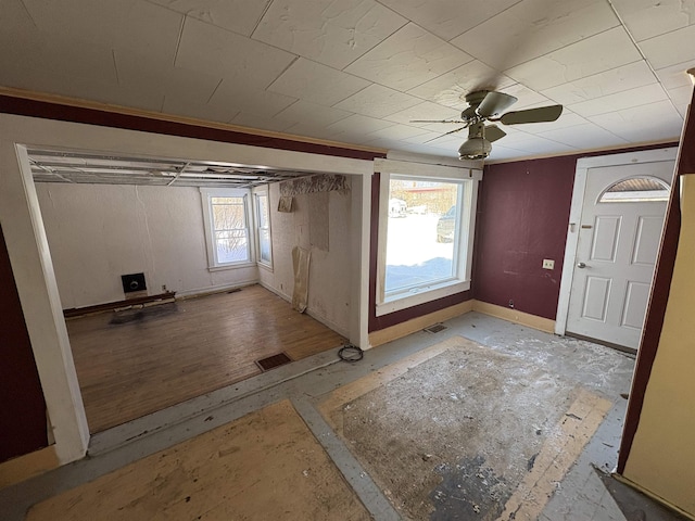 foyer entrance featuring visible vents, ceiling fan, and baseboards