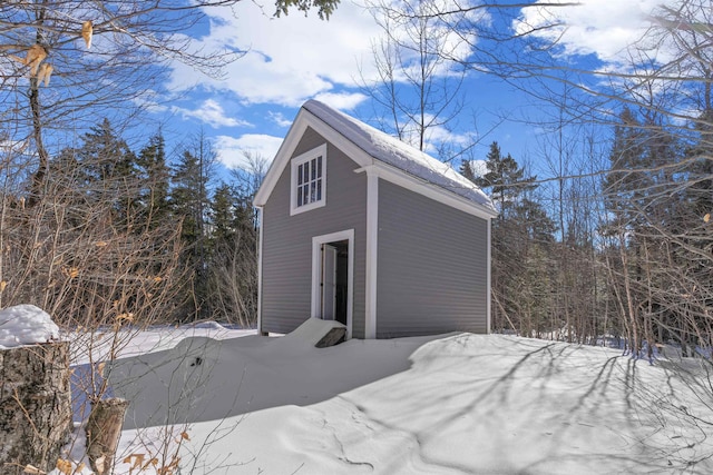 exterior space featuring an outbuilding