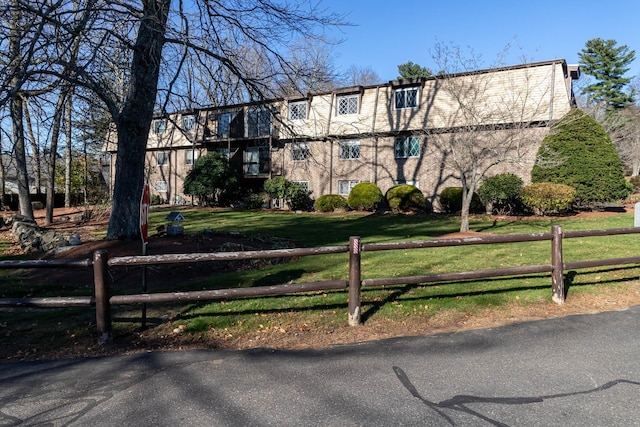 view of front of property featuring a front yard and fence