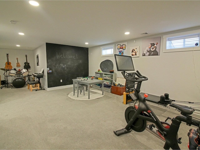 exercise area with baseboards, carpet flooring, visible vents, and recessed lighting