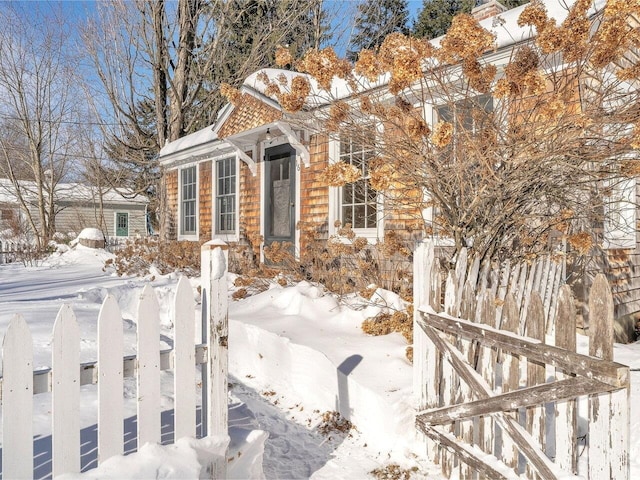 view of front of home with a fenced front yard