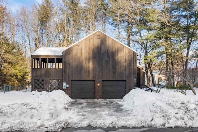 view of front of property featuring a garage