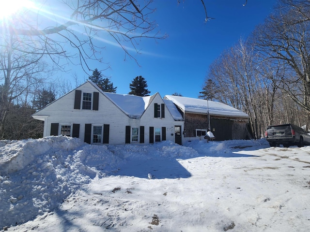 view of front of house featuring a detached garage