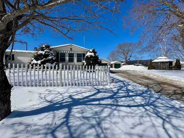 view of front of property featuring driveway and a fenced front yard