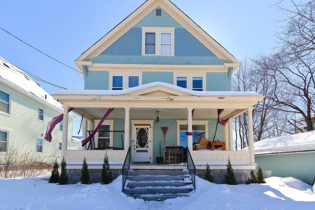 view of front of house featuring a porch