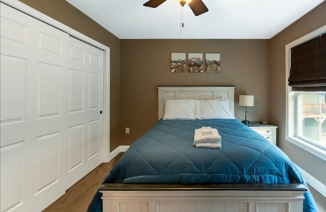 bedroom with ceiling fan and baseboards