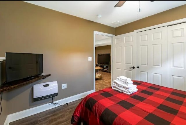 bedroom featuring ceiling fan, a closet, baseboards, and dark wood-type flooring