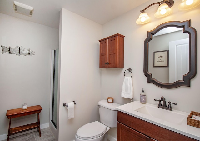 full bath featuring toilet, vanity, visible vents, baseboards, and an enclosed shower