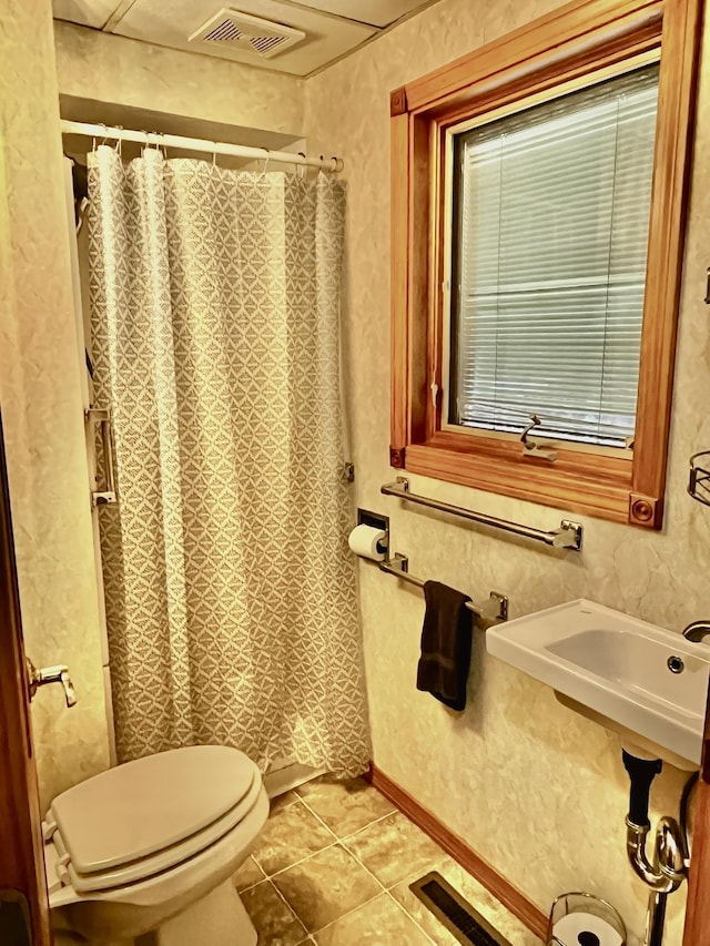 full bathroom featuring tile patterned floors, visible vents, toilet, and a shower with shower curtain