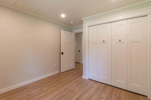 unfurnished bedroom with crown molding, recessed lighting, a closet, light wood-type flooring, and baseboards