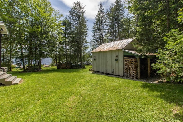 view of yard featuring an outdoor structure