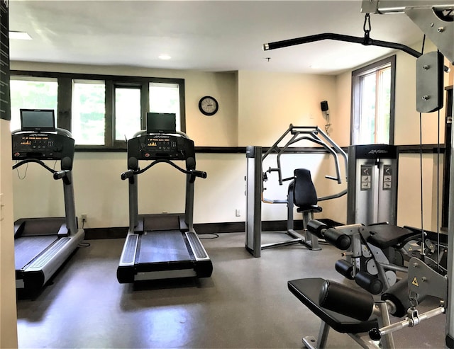 exercise area featuring baseboards