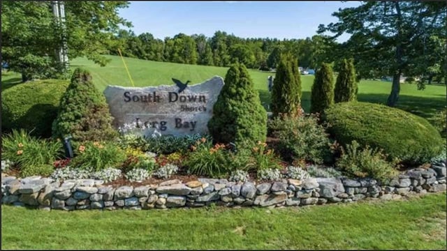 community sign with a yard