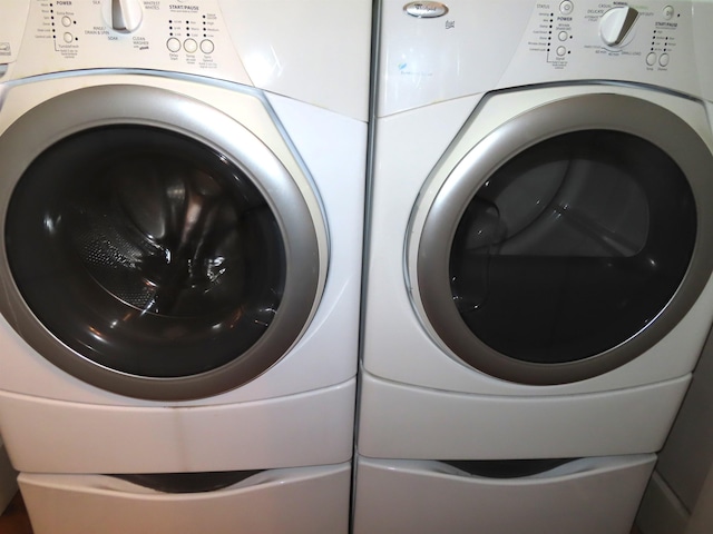 washroom featuring laundry area and independent washer and dryer