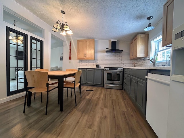 kitchen with stainless steel electric range oven, wall chimney exhaust hood, dark wood-type flooring, and gray cabinetry