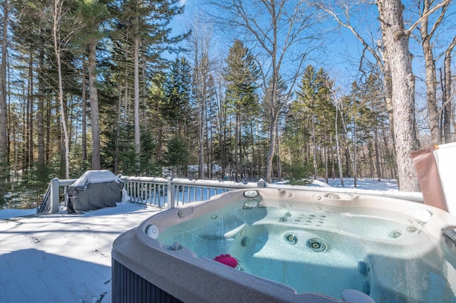 view of yard featuring a hot tub