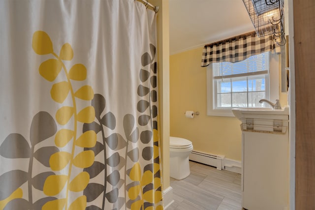 full bathroom featuring a shower with shower curtain, toilet, baseboard heating, crown molding, and vanity