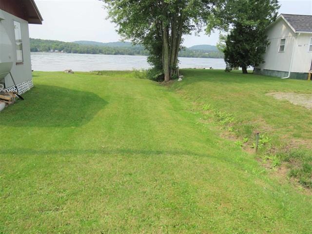 view of yard featuring a water view