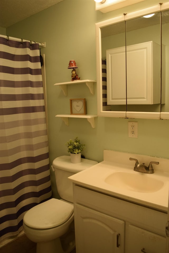 bathroom with a shower with curtain, vanity, and toilet