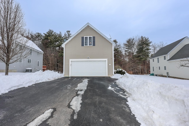 view of front facade with driveway and an attached garage