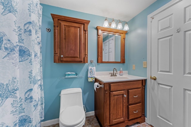 full bathroom featuring toilet, a shower with shower curtain, vanity, and baseboards