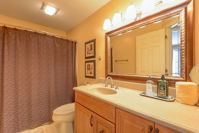 full bathroom featuring a shower with shower curtain, vanity, and toilet