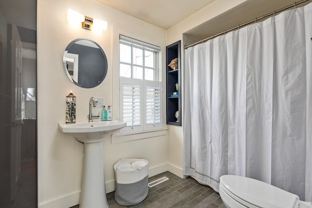 full bath with toilet, a sink, visible vents, baseboards, and wood tiled floor