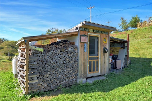 view of outdoor structure featuring an outbuilding