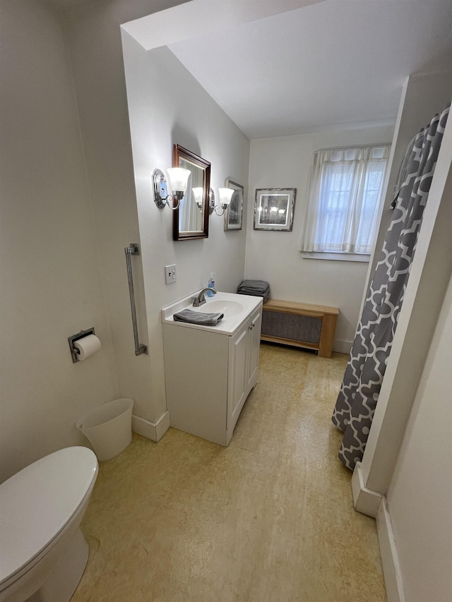 full bath with a shower with shower curtain, vanity, toilet, and baseboards