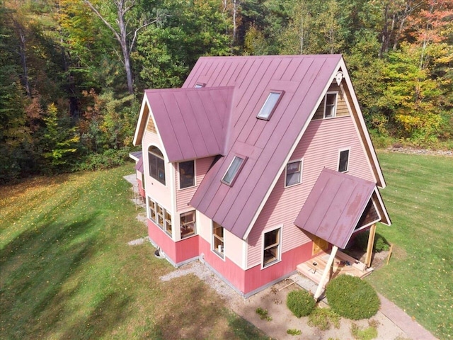 birds eye view of property featuring a forest view