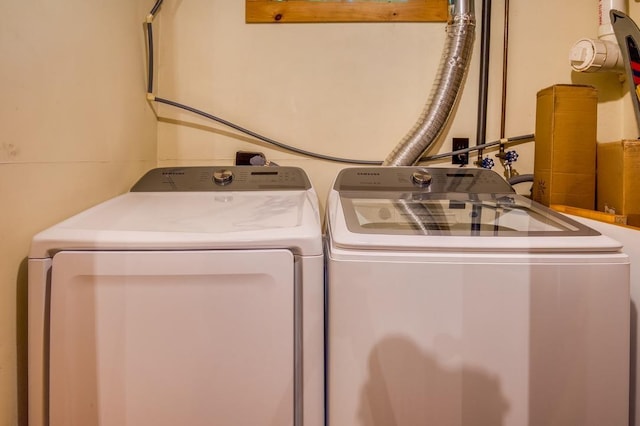 laundry room with laundry area and washer and clothes dryer