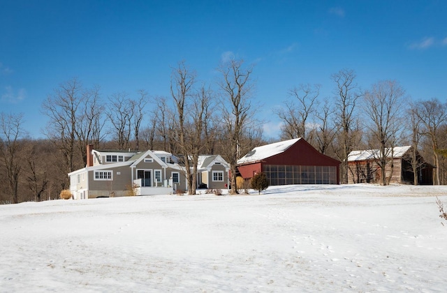 view of front of house with a detached garage