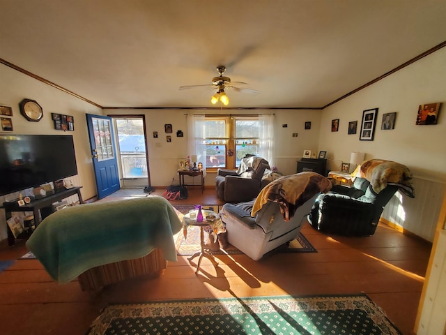 living room featuring ceiling fan, crown molding, and wood finished floors