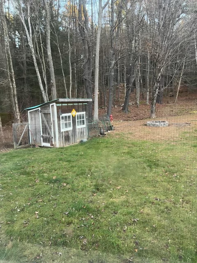 view of yard featuring an outdoor structure