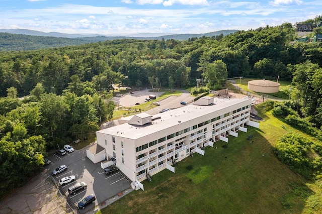 birds eye view of property featuring a mountain view and a forest view