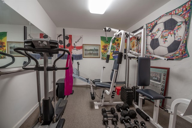 workout room with baseboards