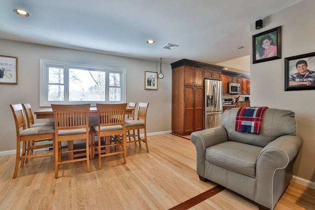 dining space featuring baseboards, light wood-type flooring, visible vents, and recessed lighting