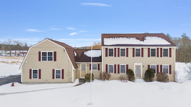 view of front facade featuring a gambrel roof