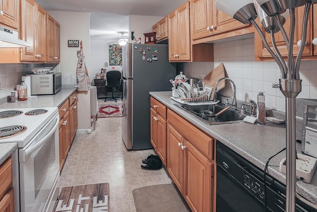 kitchen with ceiling fan, appliances with stainless steel finishes, a sink, under cabinet range hood, and backsplash