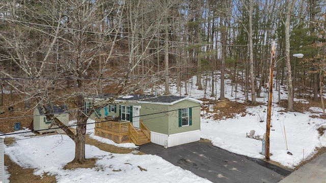 view of front of property featuring driveway