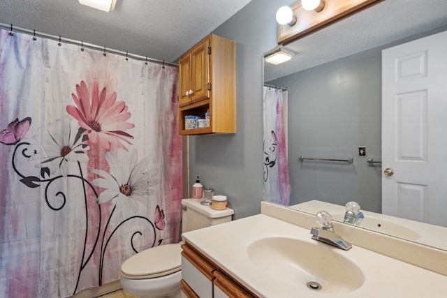 full bathroom featuring toilet, curtained shower, a textured ceiling, and vanity