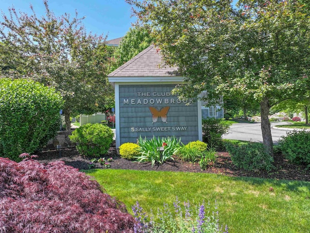 view of community / neighborhood sign