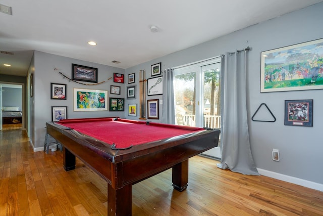 rec room featuring light wood finished floors, visible vents, baseboards, and recessed lighting