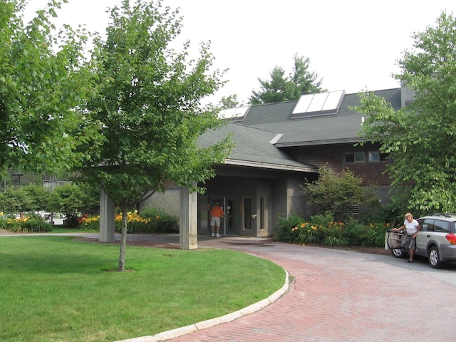 view of front of home featuring a front lawn