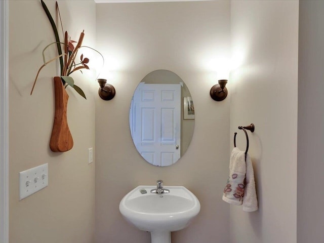 bathroom featuring a sink