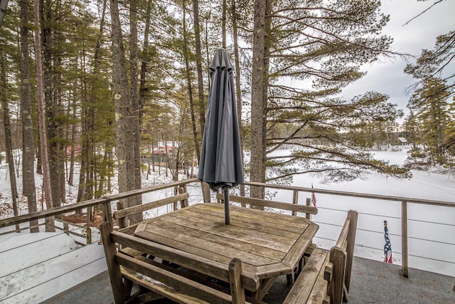 deck with outdoor dining area