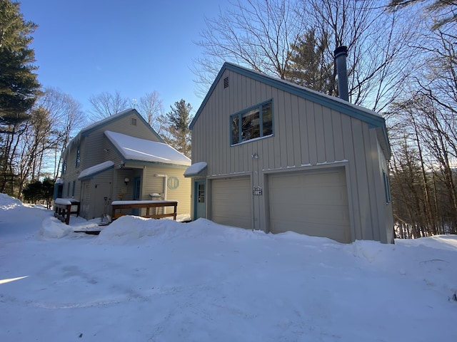 view of front of house with a detached garage