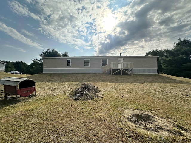 view of front facade with a front yard