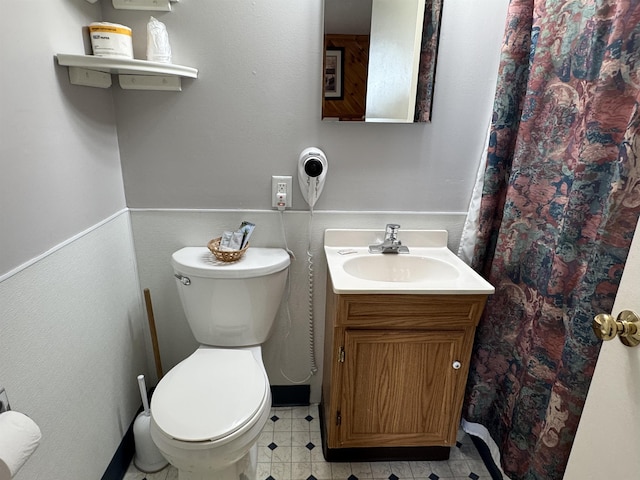 full bathroom with vanity, toilet, and a shower with curtain